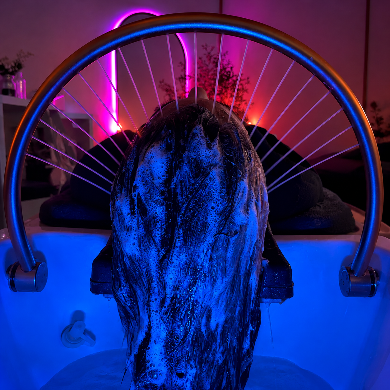 Head Spa mit beleuchtetem Wasserbogen bei Skin and More in Igling