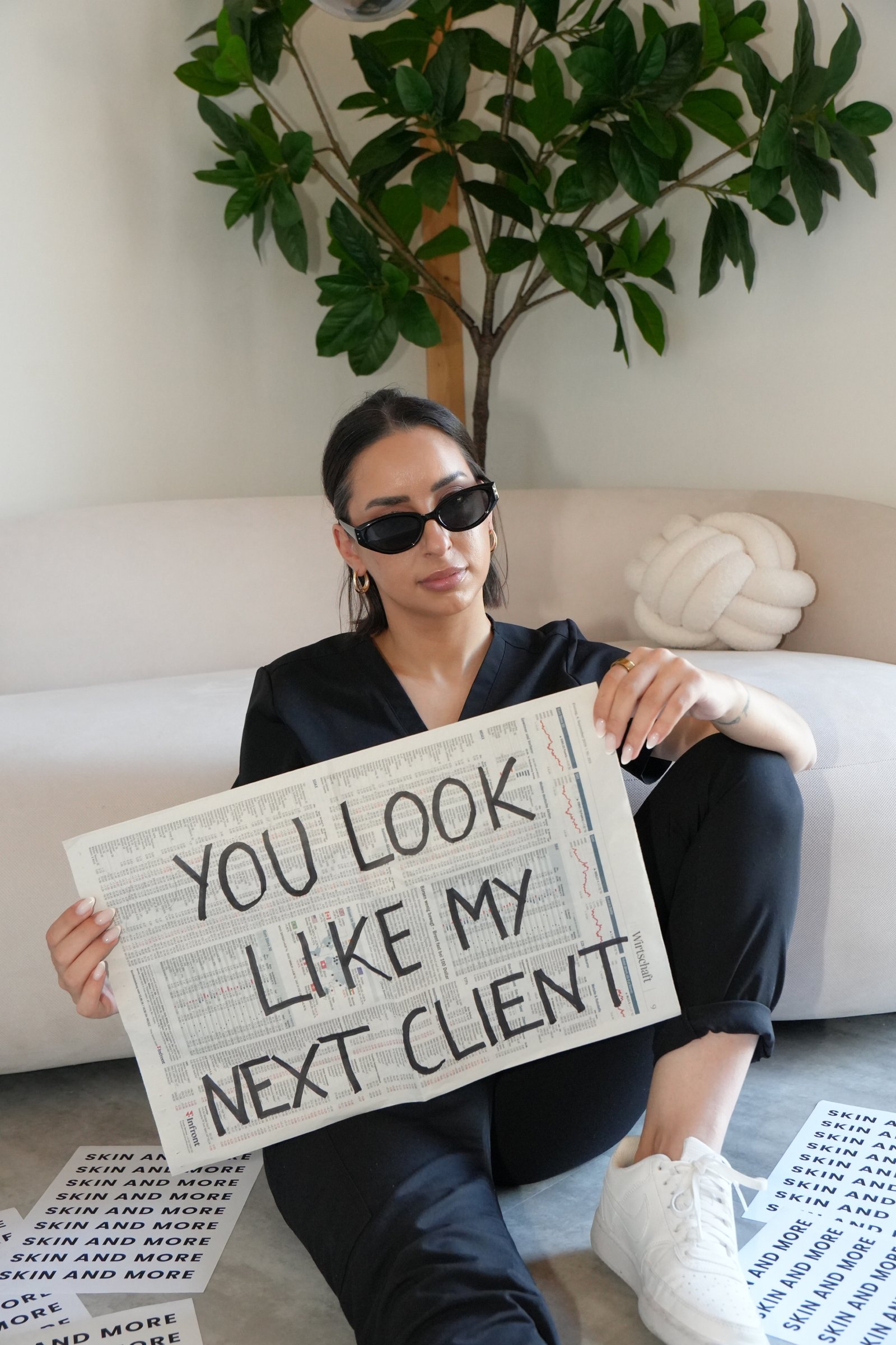 Patricia von Skin and More mit der Zeitung You look like my next client