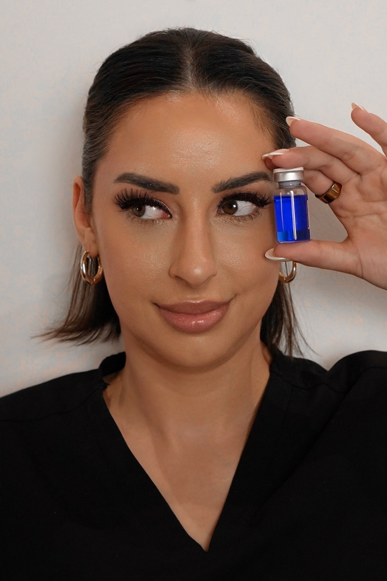 Patricia Windolph mit einer blauen Wirkstoffampulle bei Skin and More