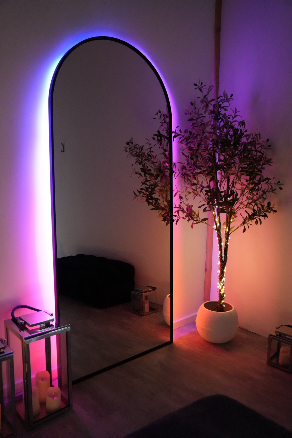 Beleuchteter Spiegel und ruhige Atmosphäre im Skin and More Studio