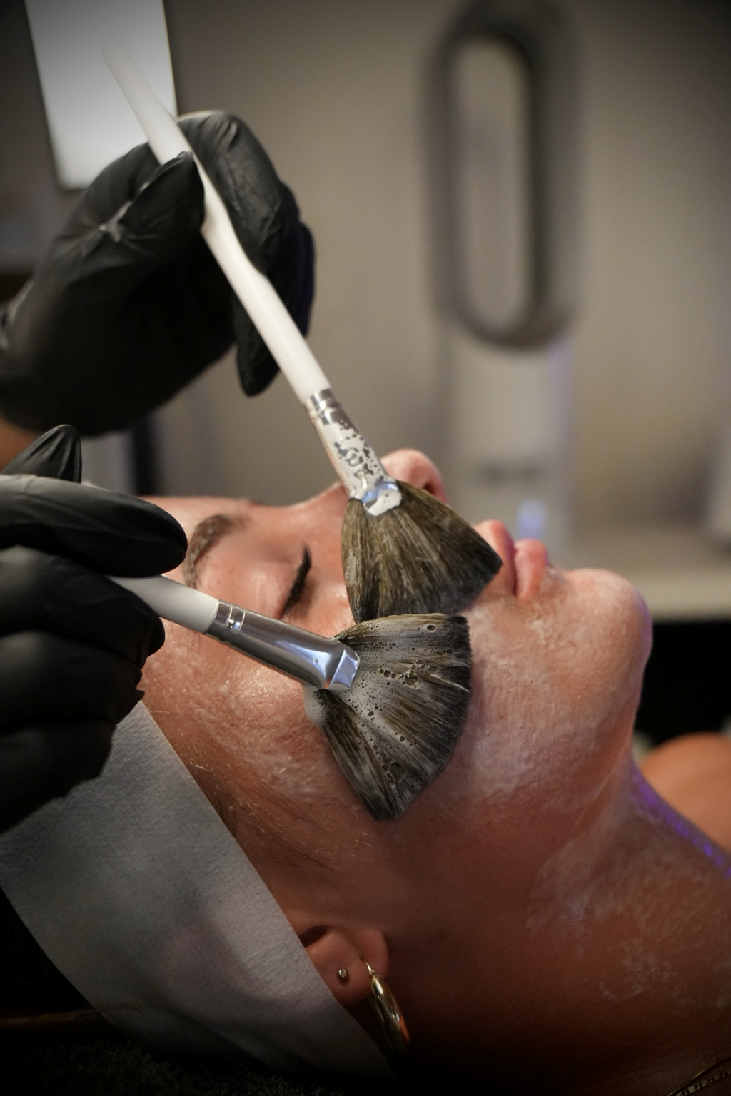 Professionelle Gesichtsbehandlung mit individuell ausgewählter Maske