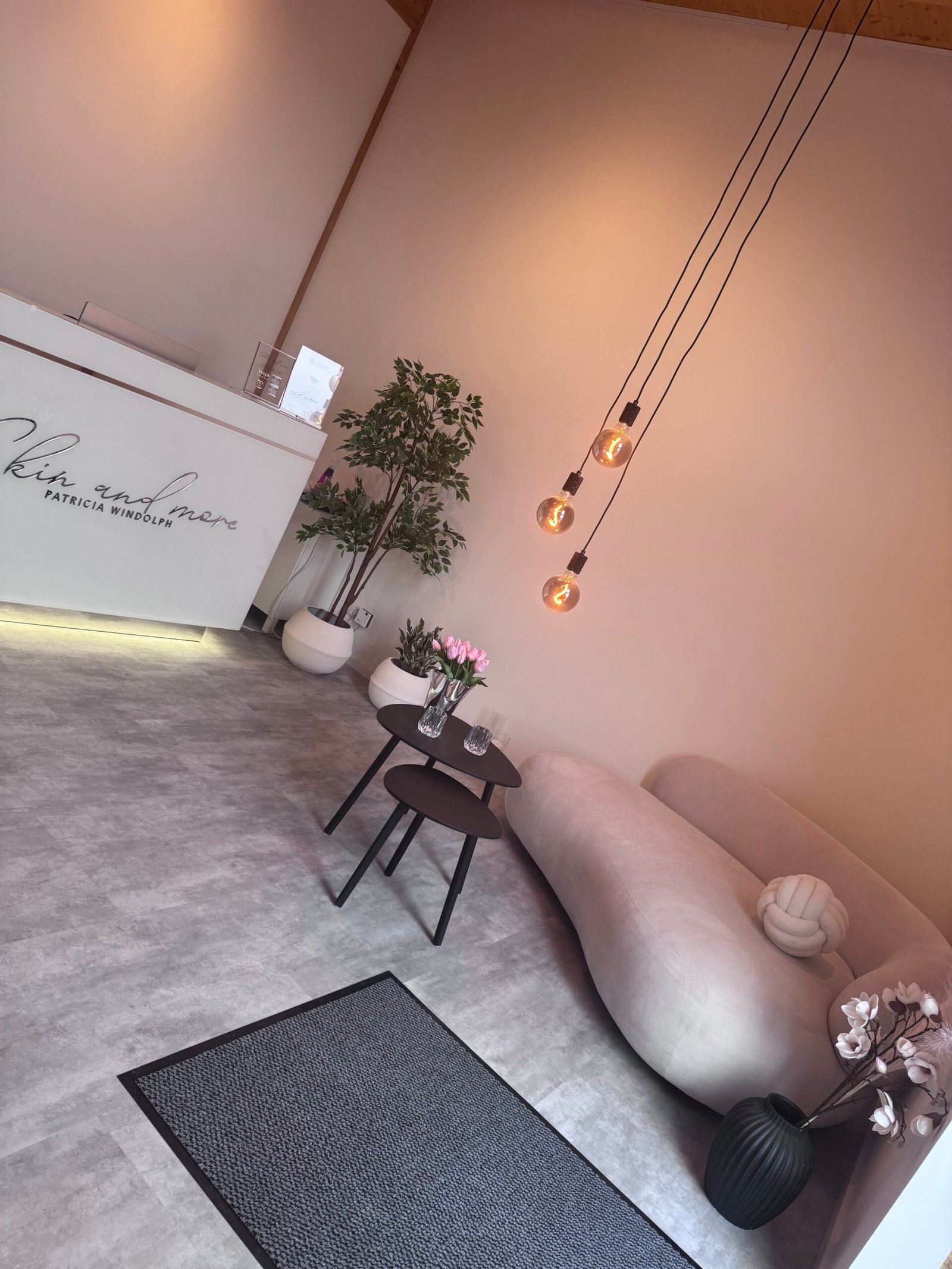 Entspannte Gesichtsbehandlung im Kosmetikstudio Skin and more in Igling bei Landsberg am Lech